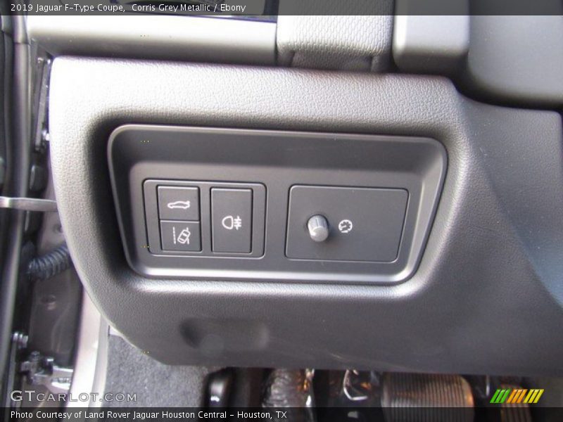 Controls of 2019 F-Type Coupe