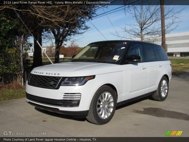 Front 3/4 View of 2019 Range Rover HSE