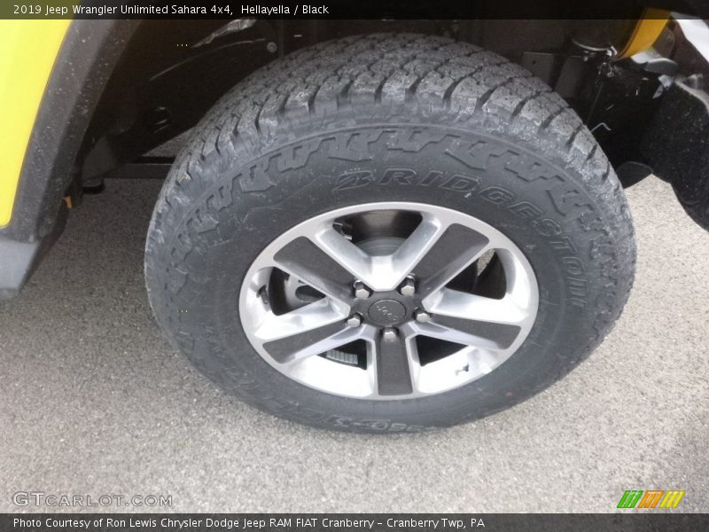 Hellayella / Black 2019 Jeep Wrangler Unlimited Sahara 4x4