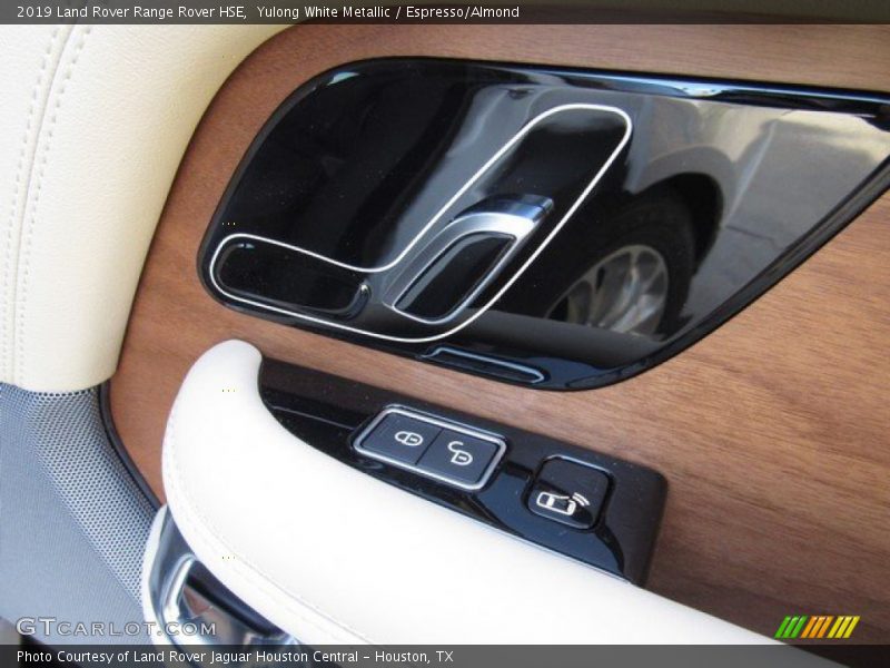Controls of 2019 Range Rover HSE