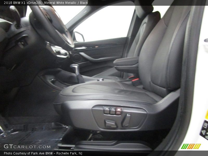 Mineral White Metallic / Black 2018 BMW X1 xDrive28i