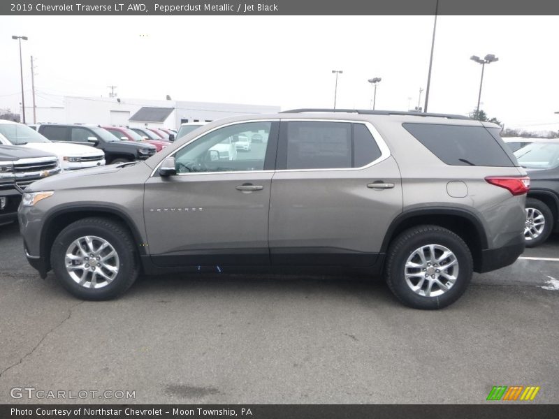 Pepperdust Metallic / Jet Black 2019 Chevrolet Traverse LT AWD