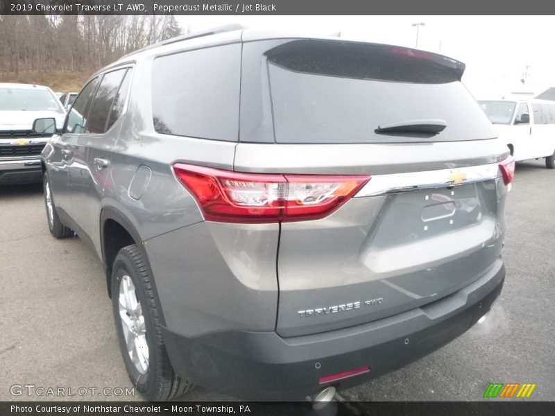 Pepperdust Metallic / Jet Black 2019 Chevrolet Traverse LT AWD