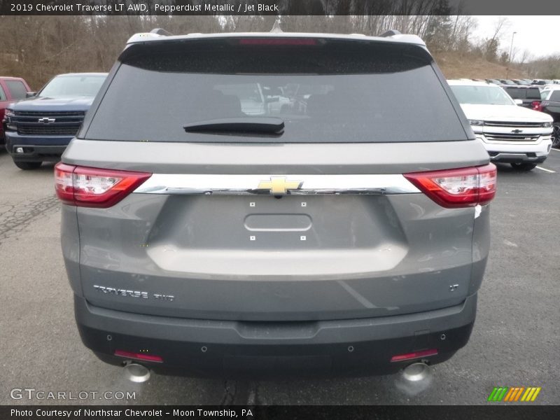 Pepperdust Metallic / Jet Black 2019 Chevrolet Traverse LT AWD