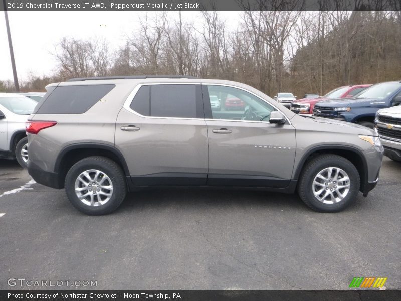Pepperdust Metallic / Jet Black 2019 Chevrolet Traverse LT AWD