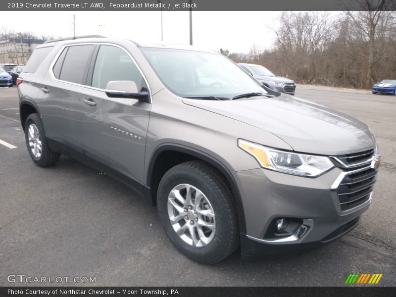 Pepperdust Metallic / Jet Black 2019 Chevrolet Traverse LT AWD