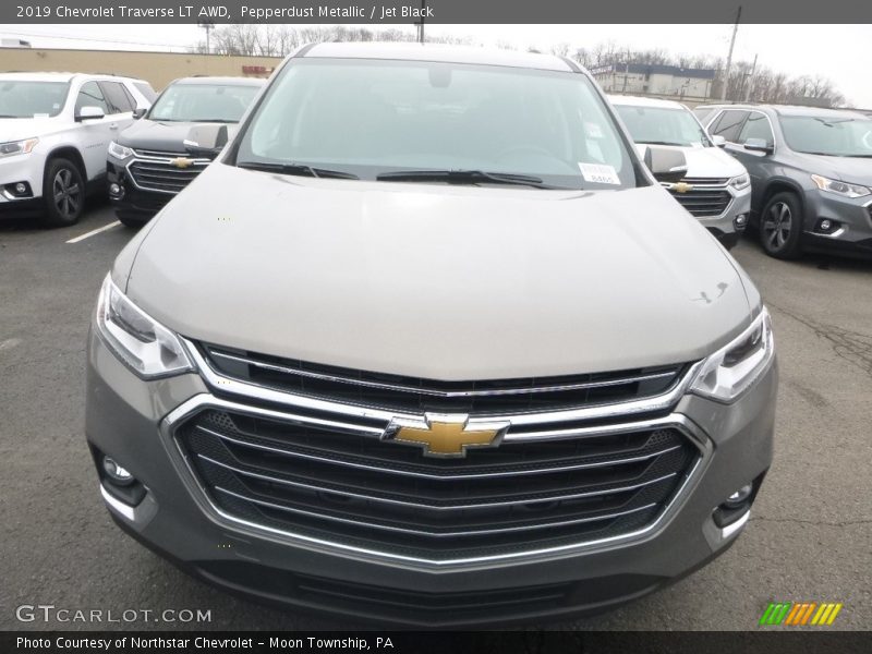 Pepperdust Metallic / Jet Black 2019 Chevrolet Traverse LT AWD