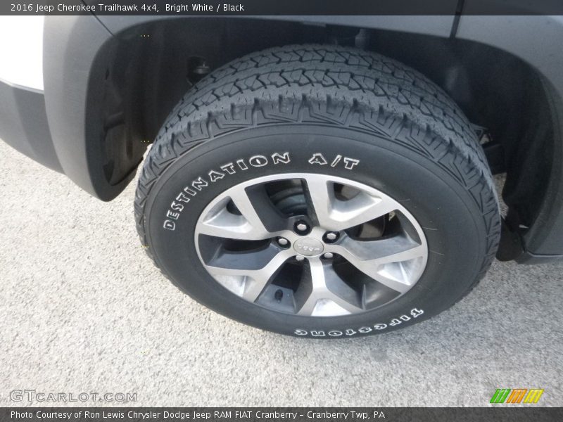 Bright White / Black 2016 Jeep Cherokee Trailhawk 4x4