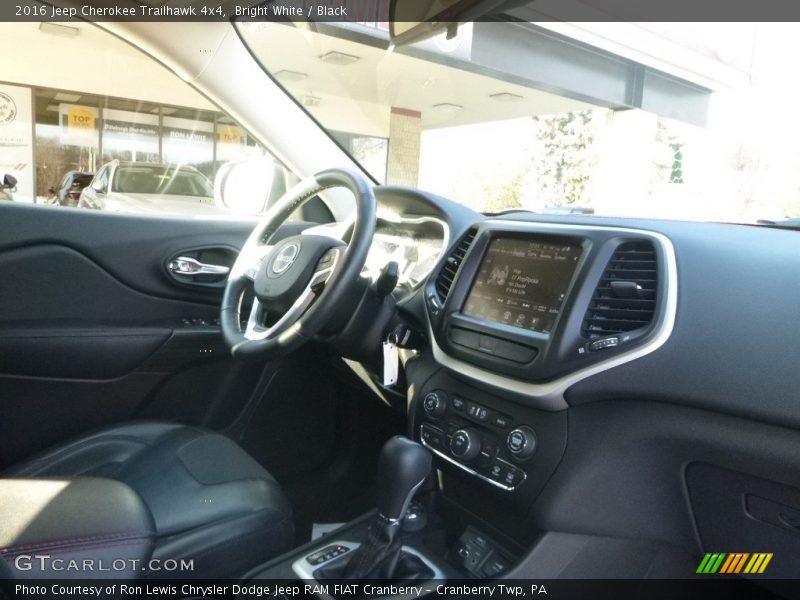 Bright White / Black 2016 Jeep Cherokee Trailhawk 4x4
