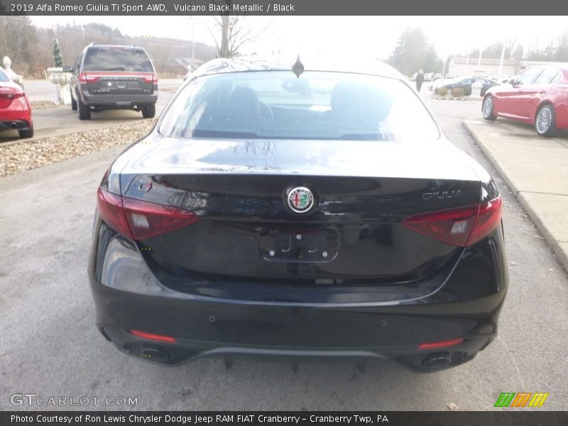 Vulcano Black Metallic / Black 2019 Alfa Romeo Giulia Ti Sport AWD
