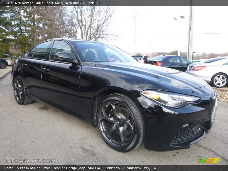 Front 3/4 View of 2019 Giulia Sport AWD