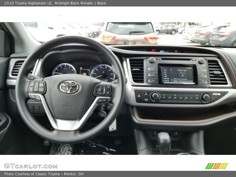 Midnight Black Metallic / Black 2019 Toyota Highlander LE