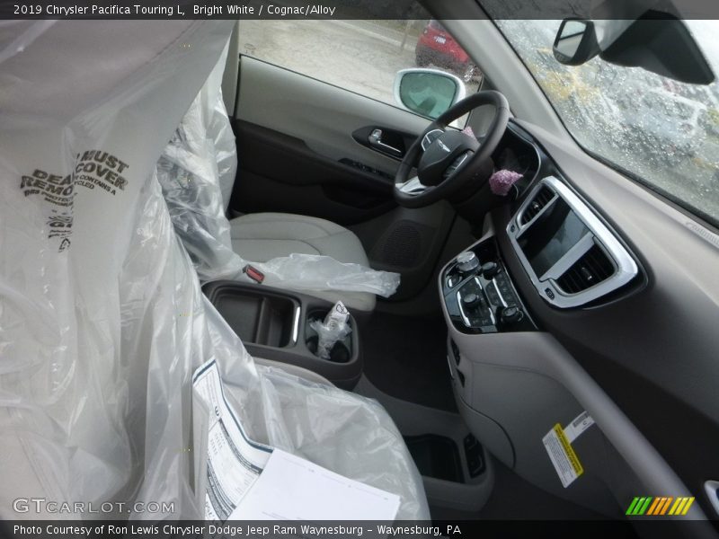 Bright White / Cognac/Alloy 2019 Chrysler Pacifica Touring L