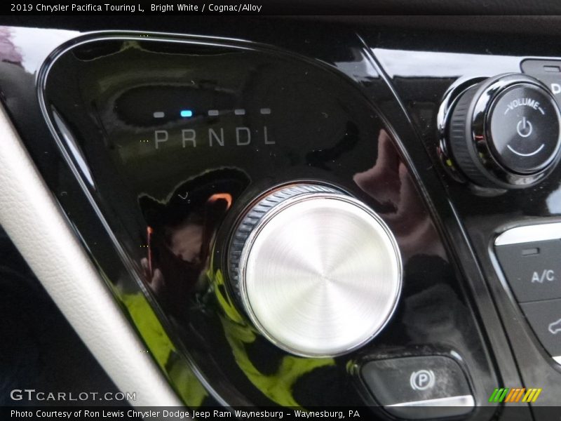 Bright White / Cognac/Alloy 2019 Chrysler Pacifica Touring L