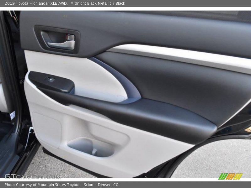 Midnight Black Metallic / Black 2019 Toyota Highlander XLE AWD