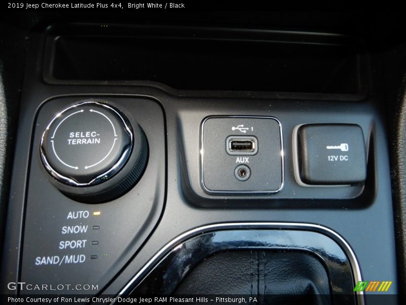 Bright White / Black 2019 Jeep Cherokee Latitude Plus 4x4