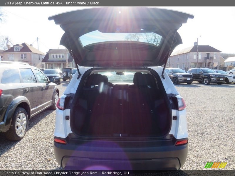 Bright White / Black 2019 Jeep Cherokee Latitude 4x4