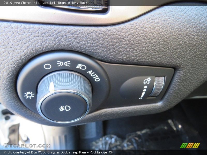 Bright White / Black 2019 Jeep Cherokee Latitude 4x4