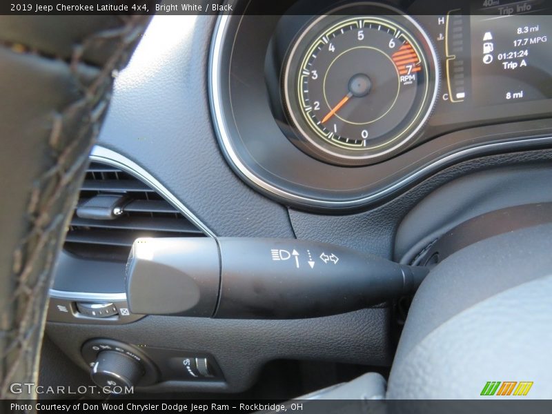 Bright White / Black 2019 Jeep Cherokee Latitude 4x4