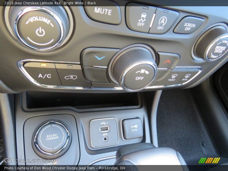 Bright White / Black 2019 Jeep Cherokee Latitude 4x4