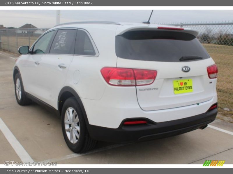 Snow White Pearl / Satin Black 2016 Kia Sorento LX