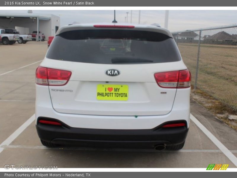 Snow White Pearl / Satin Black 2016 Kia Sorento LX