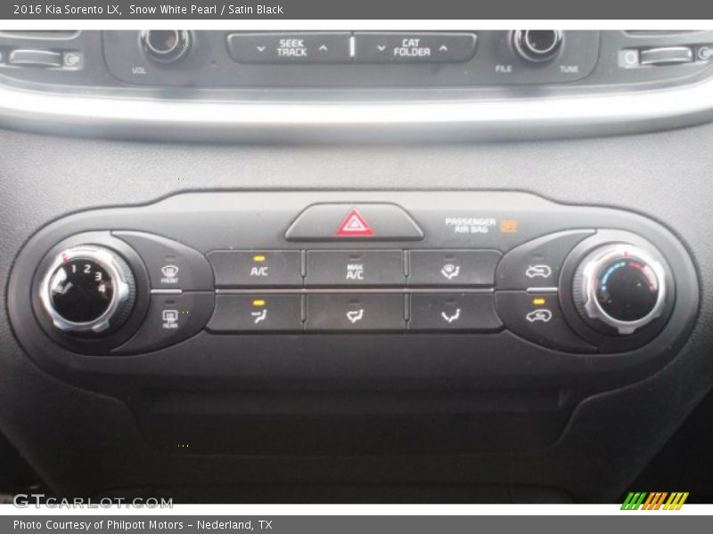 Snow White Pearl / Satin Black 2016 Kia Sorento LX