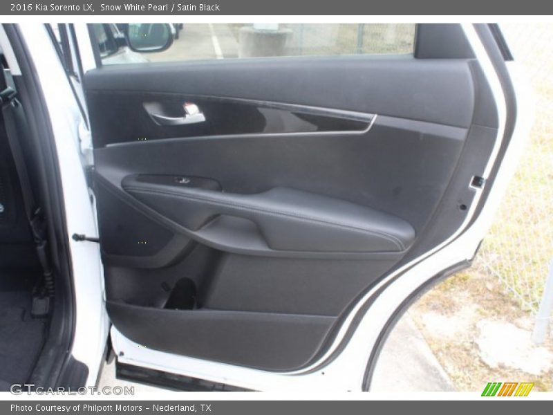 Snow White Pearl / Satin Black 2016 Kia Sorento LX