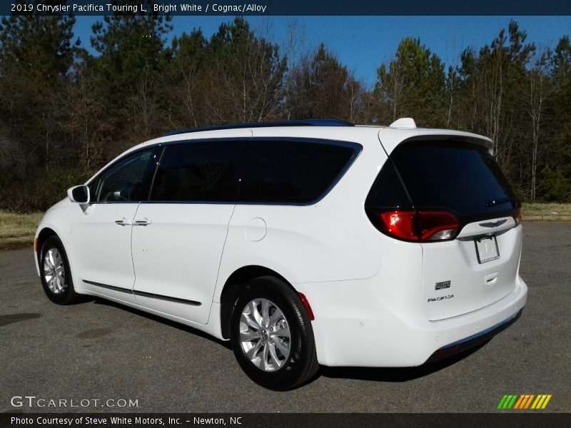 Bright White / Cognac/Alloy 2019 Chrysler Pacifica Touring L
