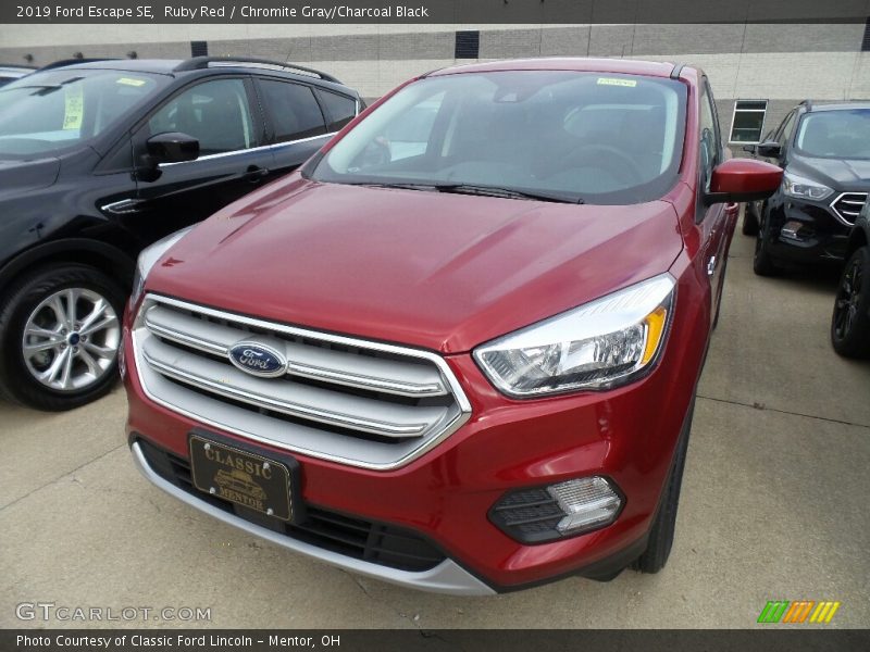 Ruby Red / Chromite Gray/Charcoal Black 2019 Ford Escape SE