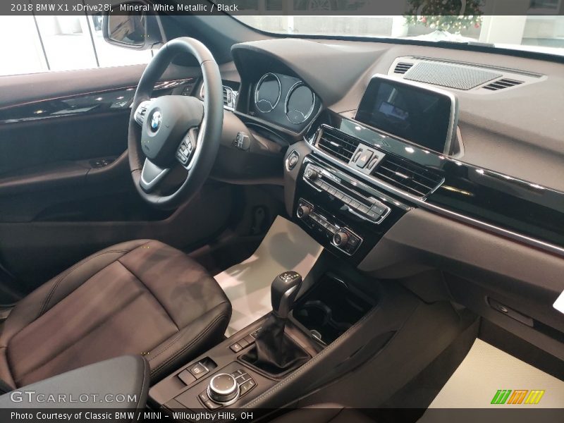 Mineral White Metallic / Black 2018 BMW X1 xDrive28i