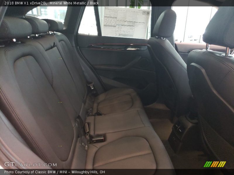 Mineral White Metallic / Black 2018 BMW X1 xDrive28i