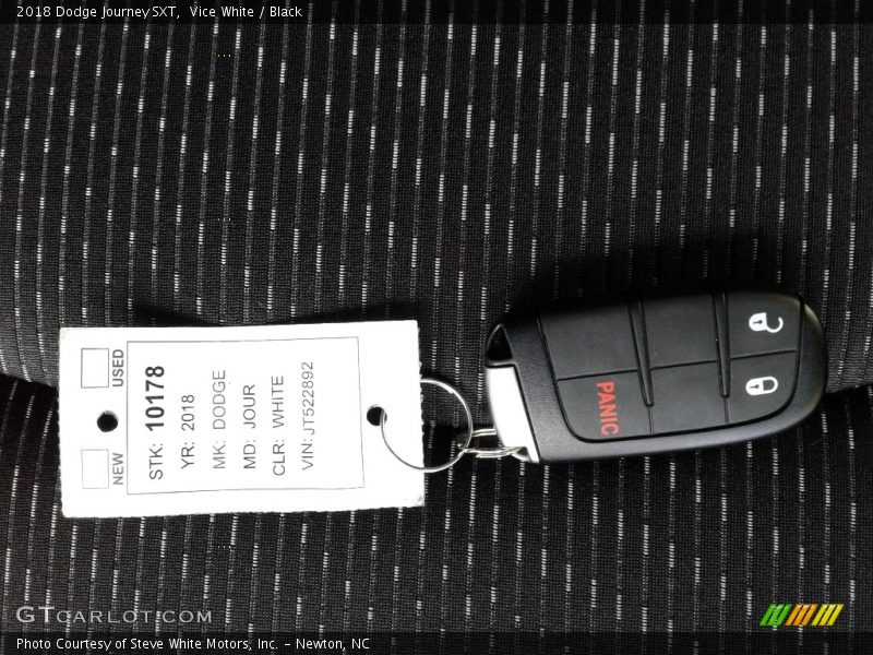 Vice White / Black 2018 Dodge Journey SXT
