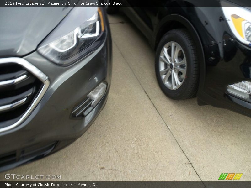 Magnetic / Chromite Gray/Charcoal Black 2019 Ford Escape SE