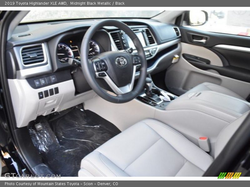 Midnight Black Metallic / Black 2019 Toyota Highlander XLE AWD