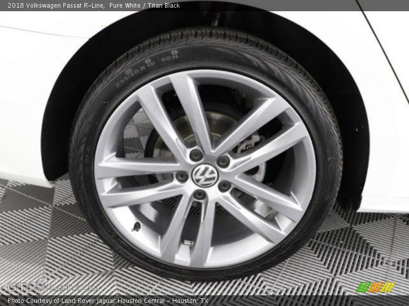 Pure White / Titan Black 2018 Volkswagen Passat R-Line