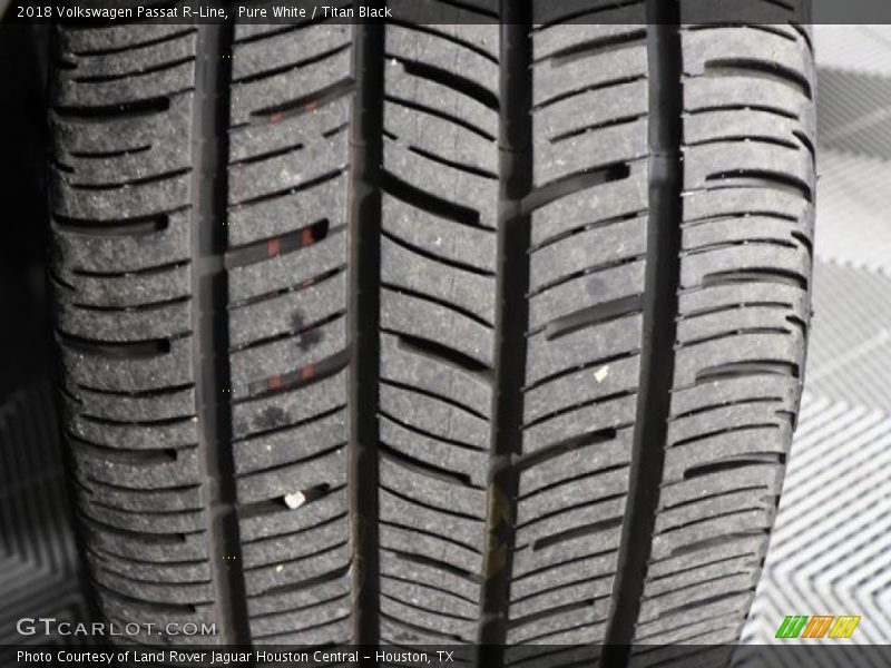Pure White / Titan Black 2018 Volkswagen Passat R-Line