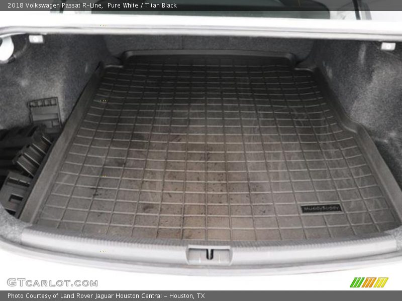 Pure White / Titan Black 2018 Volkswagen Passat R-Line