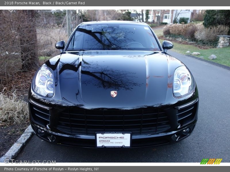 Black / Black/Garnet Red 2018 Porsche Macan