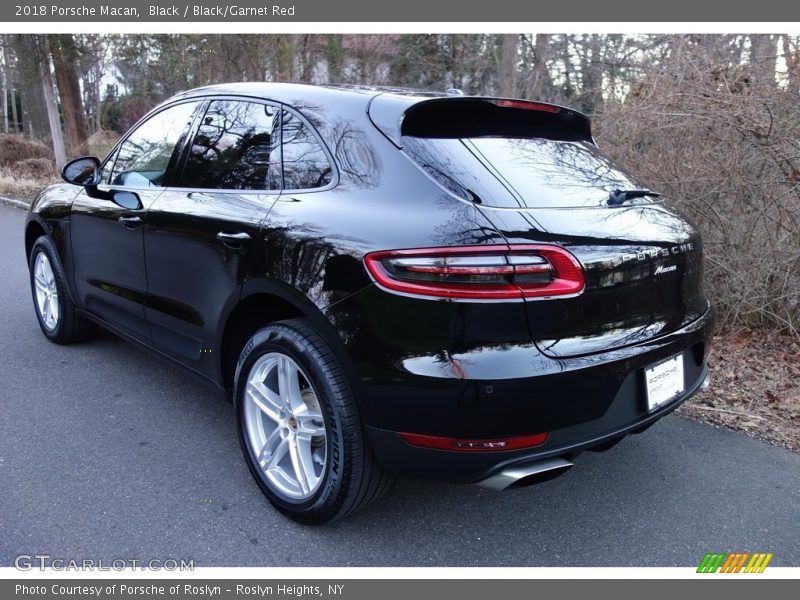 Black / Black/Garnet Red 2018 Porsche Macan