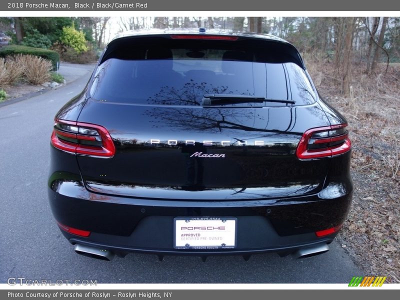 Black / Black/Garnet Red 2018 Porsche Macan