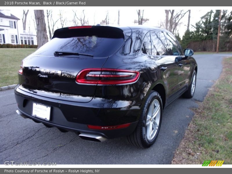 Black / Black/Garnet Red 2018 Porsche Macan