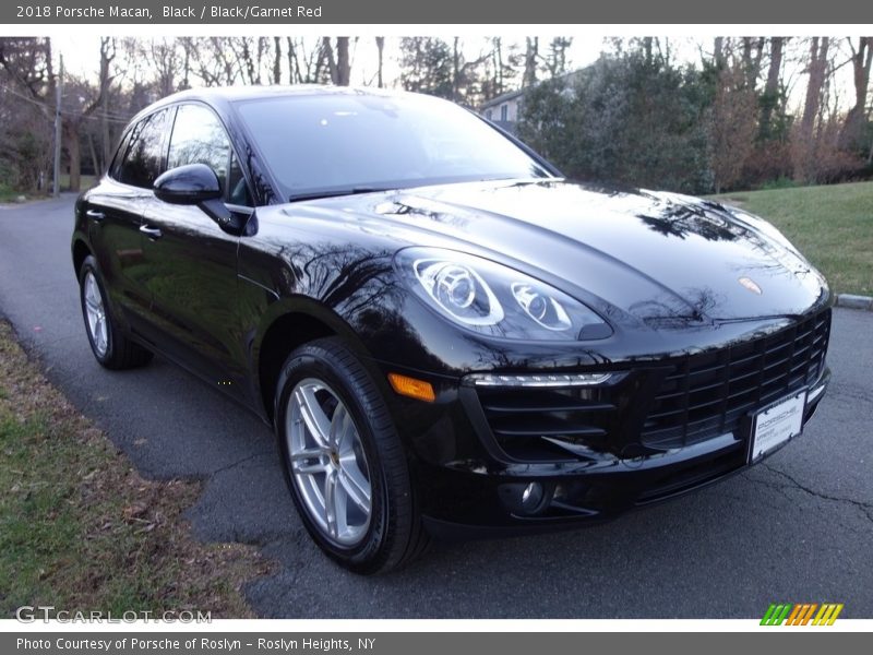 Black / Black/Garnet Red 2018 Porsche Macan