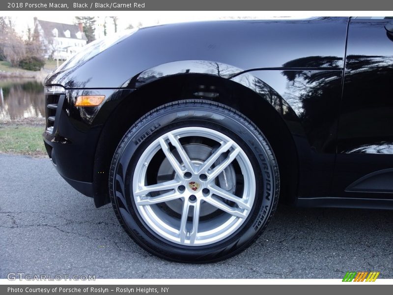 Black / Black/Garnet Red 2018 Porsche Macan