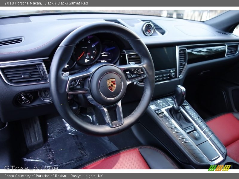 Black / Black/Garnet Red 2018 Porsche Macan