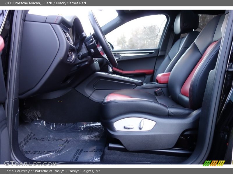 Black / Black/Garnet Red 2018 Porsche Macan