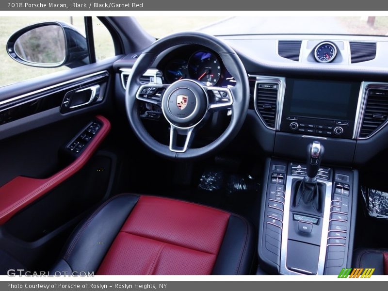 Black / Black/Garnet Red 2018 Porsche Macan