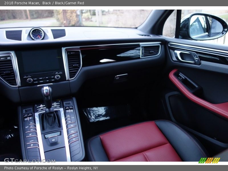 Black / Black/Garnet Red 2018 Porsche Macan