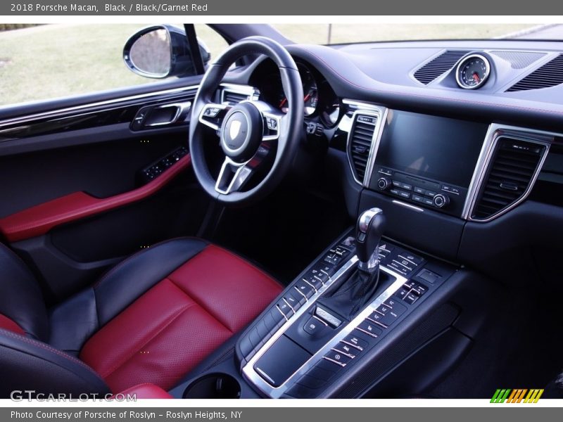 Black / Black/Garnet Red 2018 Porsche Macan