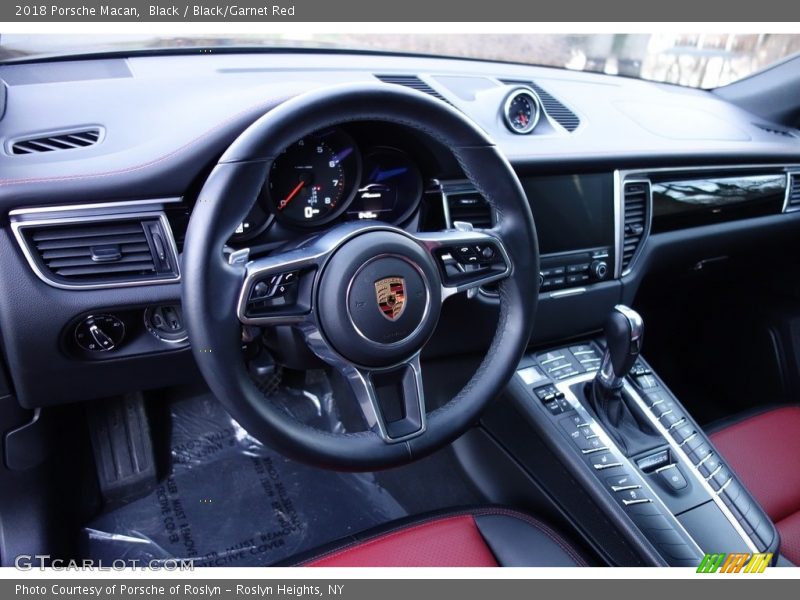 Black / Black/Garnet Red 2018 Porsche Macan